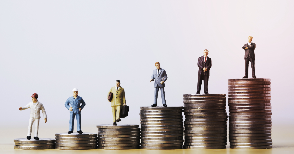 Six miniature figures standing on ascending stacks of coins, the visual shape of a pay comparison across High Pay RN Travel Jobs